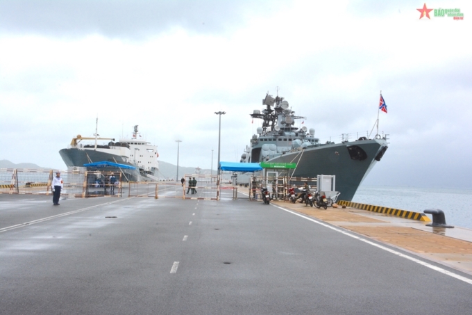 Des navires de la marine russe ont accosté aujourd'hui au port international de Cam Ranh. Photo : QĐND