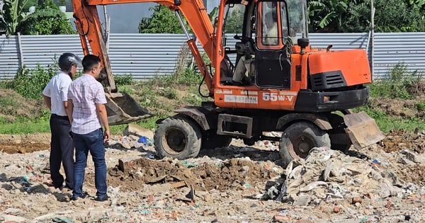 Openly burying garbage and debris on public land in Da Nang