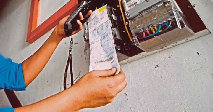 Quỵt tiền thuê nhà, vứt rác bừa bãi, nam ca sĩ bị bắt - 1