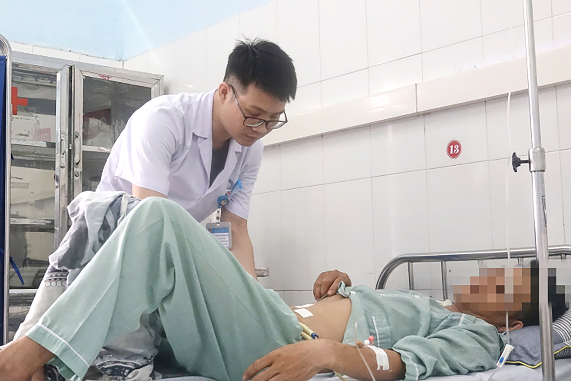 Người đàn ông vỡ bàng quang sau khi uống bia - Ảnh 1.