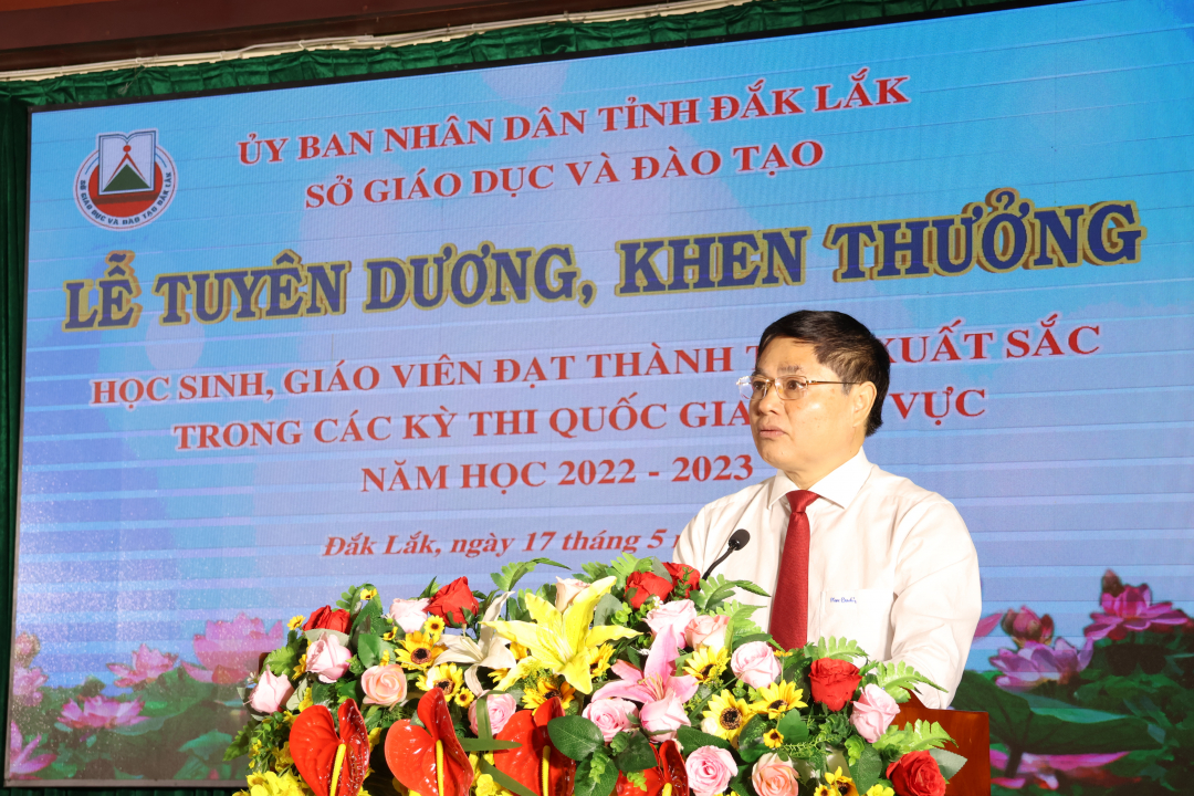지방당위원회 상임부서기 Pham Minh Tan이 행사에서 연설했습니다.