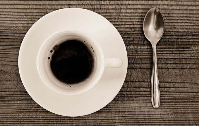 Eine Tasse Kaffee oder warmes Wasser am frühen Morgen kann den Toilettendrang anregen. Foto: Flick