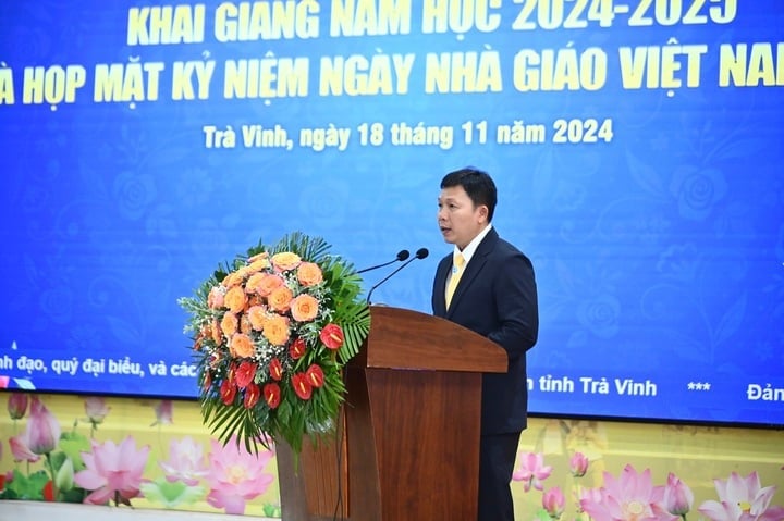 PGS.TS. Nguyễn Minh Hòa, Hiệu trưởng nhà trường, phát biểu nhân ngày lễ khai giảng năm học mới cũng như ôn lại truyền thống ngày Nhà giáo Việt Nam.