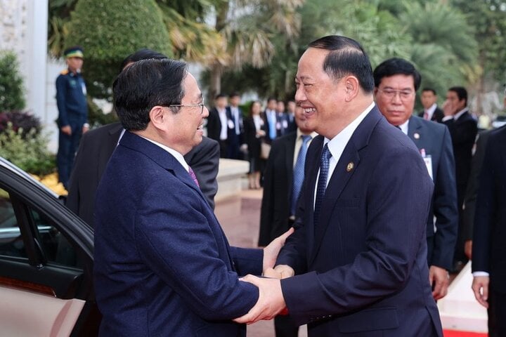 Premierminister Pham Minh Chinh und der laotische Premierminister Sonexay Siphandone in Laos.