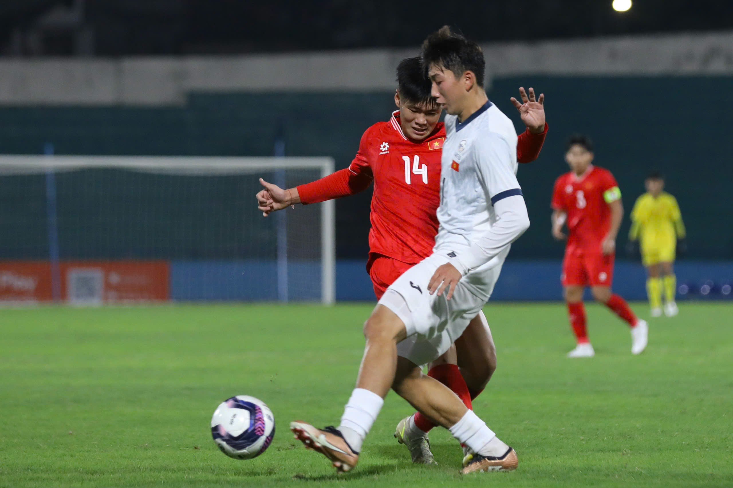 HLV Roland: 'Đối thủ Kyrgyzstan không để U.17 Việt Nam chơi bóng'- Ảnh 2.