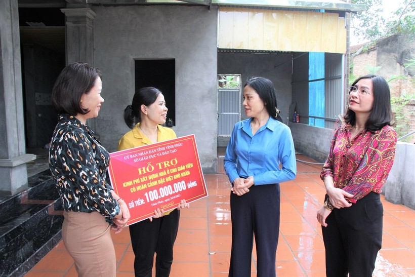 Otro profesor recibió apoyo financiero del Departamento de Educación y Formación de Vinh Phuc para construir una casa. Foto 1