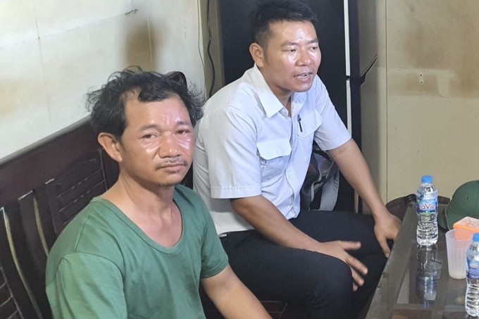 Fisherman Le Van Hung (left) after being handed over to the Phu Quy Island Border Guard. Photo: Trung Thanh