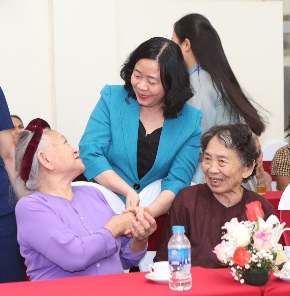 La miembro del Politburó y secretaria del Comité del Partido en Hanoi, Bui Thi Minh Hoai, visitó a los familiares de las Madres Heroicas y los mártires vietnamitas en el Centro de Enfermería Nº 2 de Hanoi. Foto: Thanh Hai