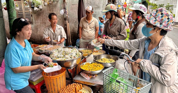 'Mua ăn ngày 3 bữa luôn'