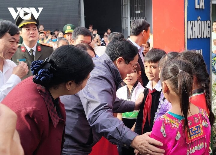 Prime Minister Pham Minh Chinh visited and presented gifts to children in special and difficult circumstances in Lai Chau province.