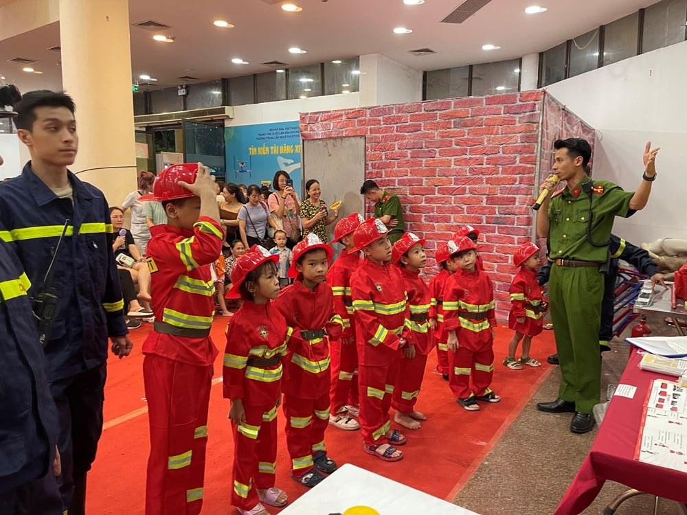 쉬안 박 투 롱 부부, 제25회 세계 청년 대회 참석 사진 3