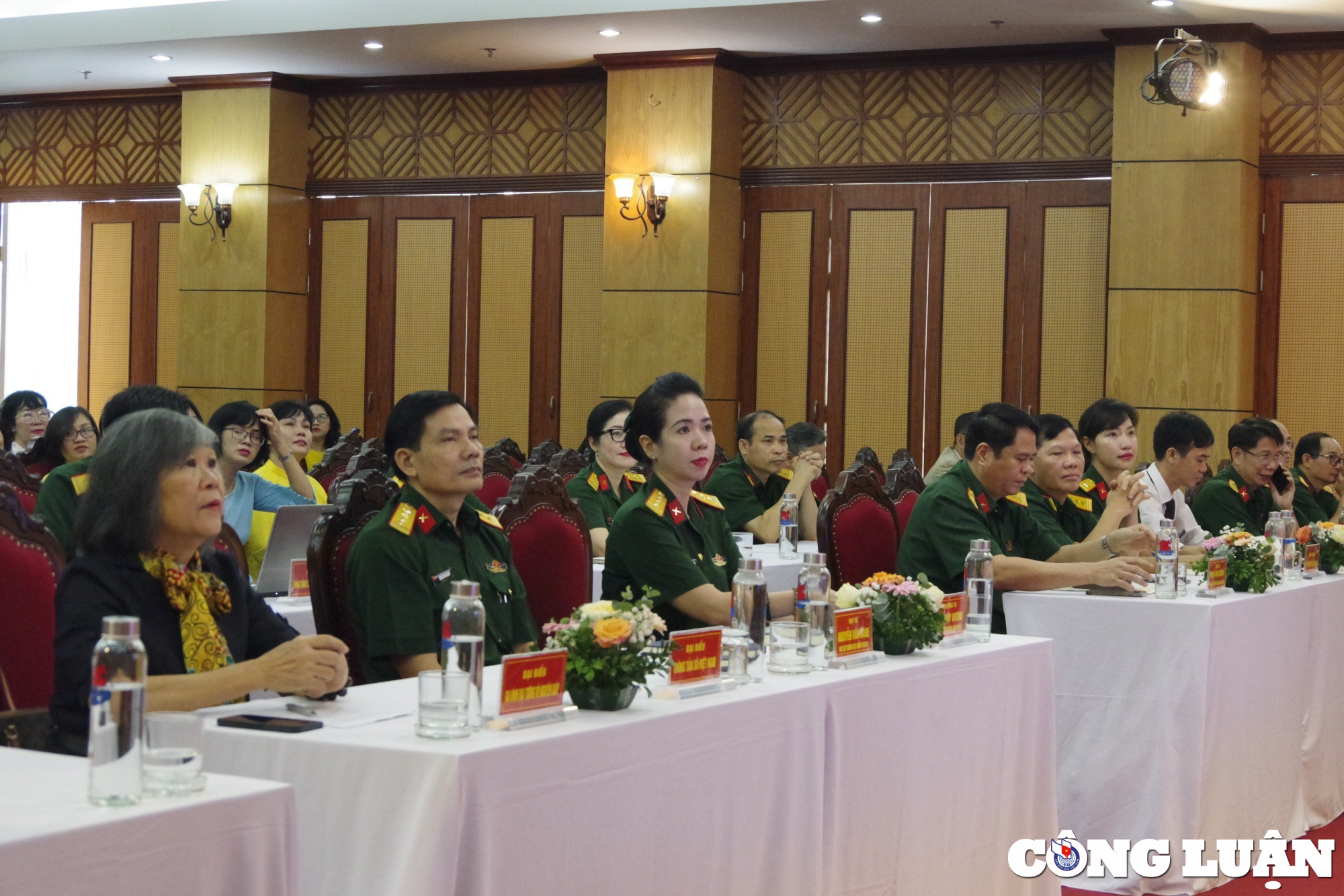 Lancement d'un livre sur les souvenirs et les sentiments des amis de Nam Chau avec le général Vo Nguyen Giap, photo 1