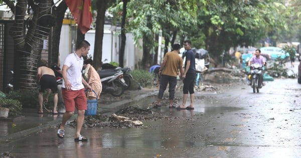 Người dân khu 'biệt thự triệu đô' vội vã dọn dẹp, khắc phục mưa lũ