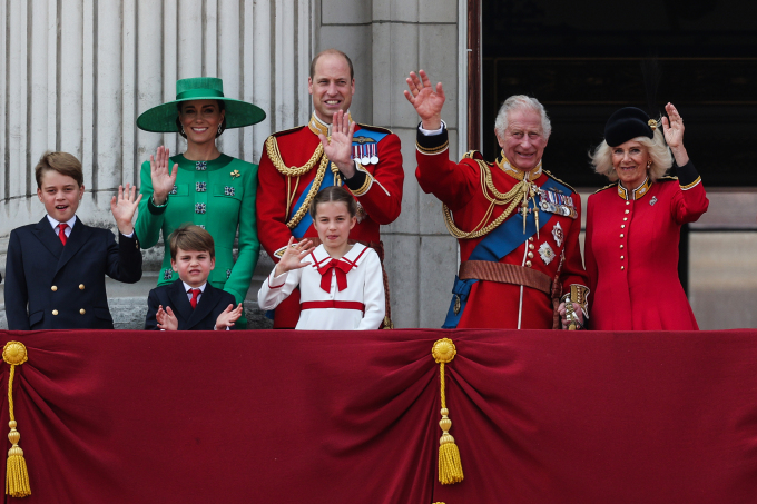 Prinz William und seine Familie stehen am 17. Juni mit König Charles (Zweiter von rechts) und Königin Camilla auf dem Balkon des Buckingham Palace und winken der Öffentlichkeit zu. Foto: AFP