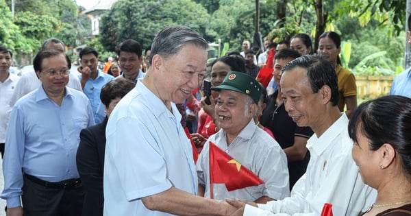 President To Lam visits people of Duong Lam ancient village on Family Day