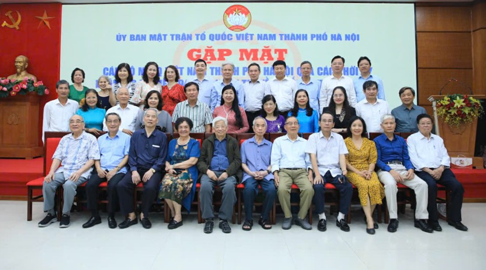 The Standing Committee of the Vietnam Fatherland Front Committee of Hanoi City took souvenir photos with Front officials at all levels of the city through the periods.