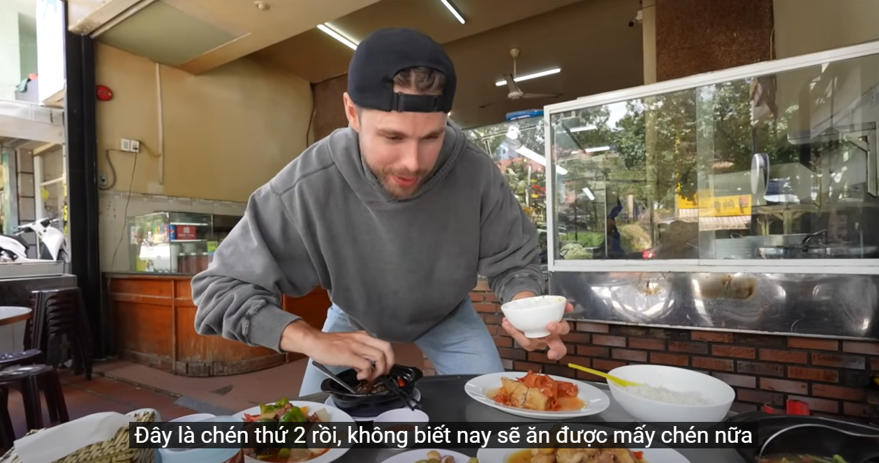 Western guests reveal that dishes in Vietnam are not free 5.png