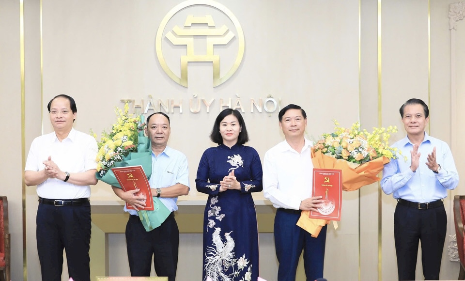 Standing Deputy Secretary of the City Party Committee Nguyen Thi Tuyen and leaders of the City Party Committee's Inspection Committee and the City Party Committee's Propaganda Department congratulated comrades Pham Thanh Hoc and Ma Duc Hien.