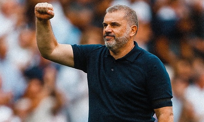 HLV Postecoglou mừng chiến thắng muộn, chia vui với các CĐV trên sân Tottenham Hotspur. Ảnh: X / Spurs Official