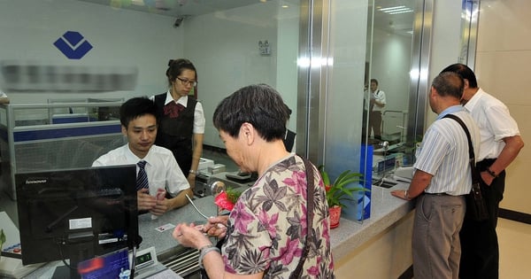 Female bank employee prevents old woman from withdrawing 450 million VND for her son