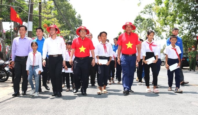 Nguoi Lao Dong Newspaper inaugurates another project 'National Flag Street' in Hau Giang province