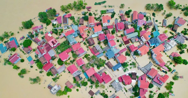 Nước ngập tới mái nhà, cả làng biến thành 'ốc đảo'