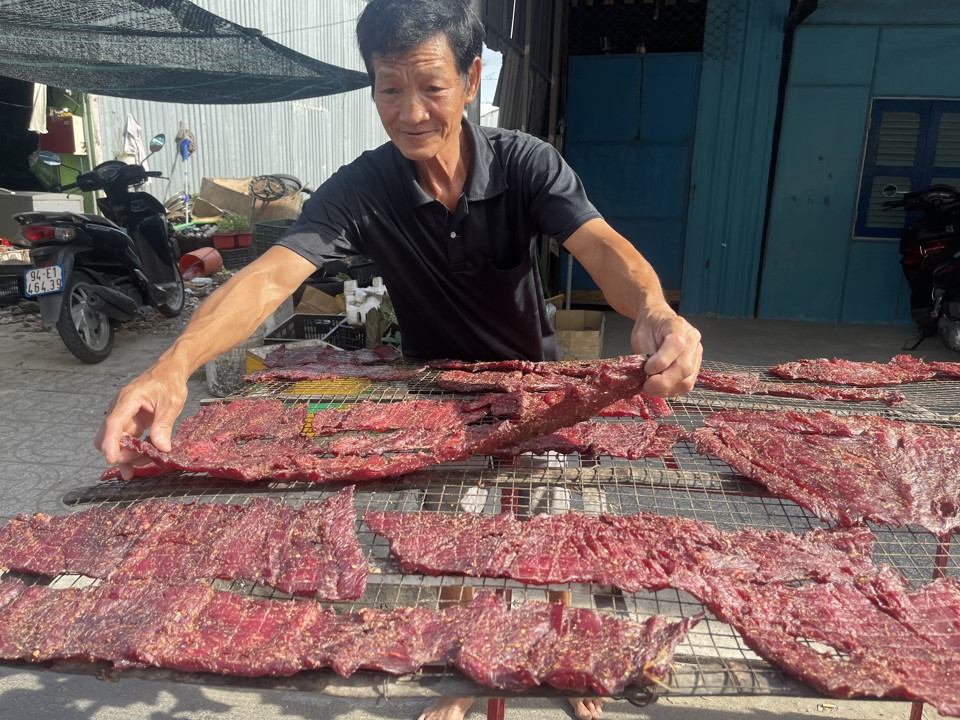 Seco El búfalo debe secarse al sol durante 3 días para lograr la mejor calidad (Hoang Nam).