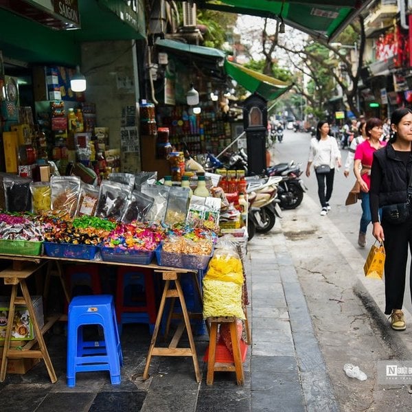 Hanoi plans to collect sidewalk fees