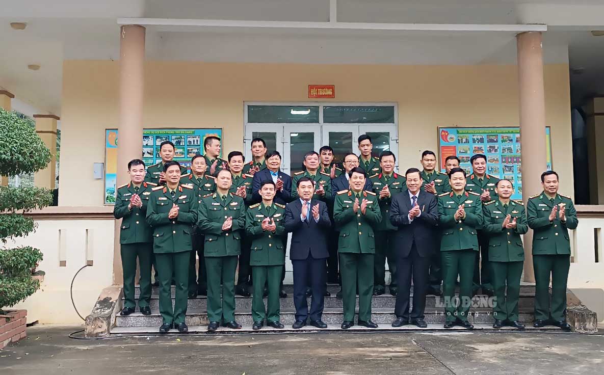 General Luong Cuong and his delegation visited and presented Tet gifts to officers and soldiers of Thanh Thuy International Border Guard Station (Ha Giang). Photo: Nguyen Tung.