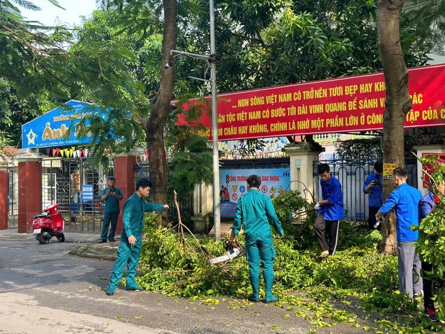 La fuerza de choque del distrito de Thanh Xuan limpia árboles rotos y caídos en el área.