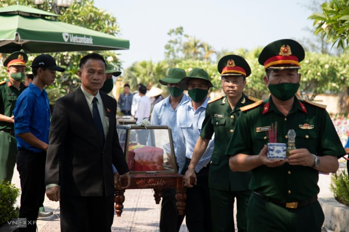 Les délégués ont organisé une cérémonie commémorative et enterré les restes des martyrs. Photo : Hoang Tao