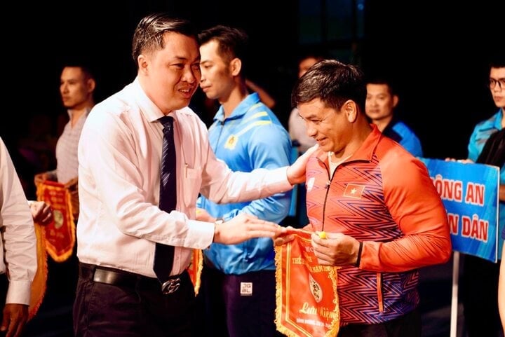 Mr. Cao Van Chong - Deputy Director of the Department of Culture, Sports and Tourism of Binh Duong province - Head of the Organizing Committee awarded souvenir flags to the teams.