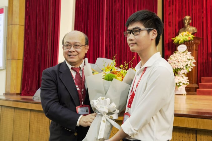 El profesor asociado Huynh Quyet Thang recibió flores de los nuevos estudiantes de K68 en la ceremonia de apertura el 10 de septiembre. Foto: HUST