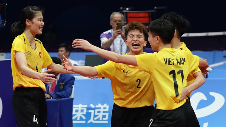 L'équipe Sepak Takraw a remporté la deuxième médaille d'or de la délégation sportive vietnamienne aux 19e ASIAD. (Photo : Bui Luong)