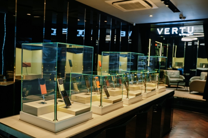 تعد شركة Vertu Vietnam حاليًا الموزع الحصري لمنتجات Vertu الأصلية في فيتنام.