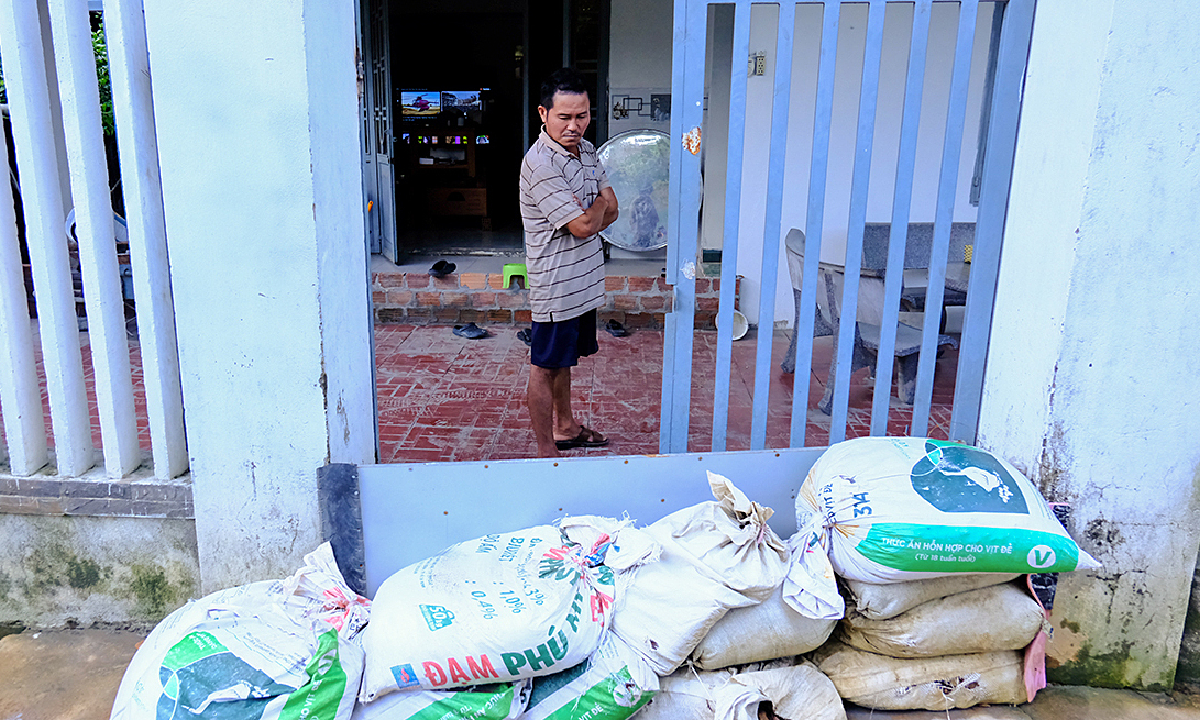 Daños materiales debido a inundaciones de rocas y tierra en parques industriales en casas