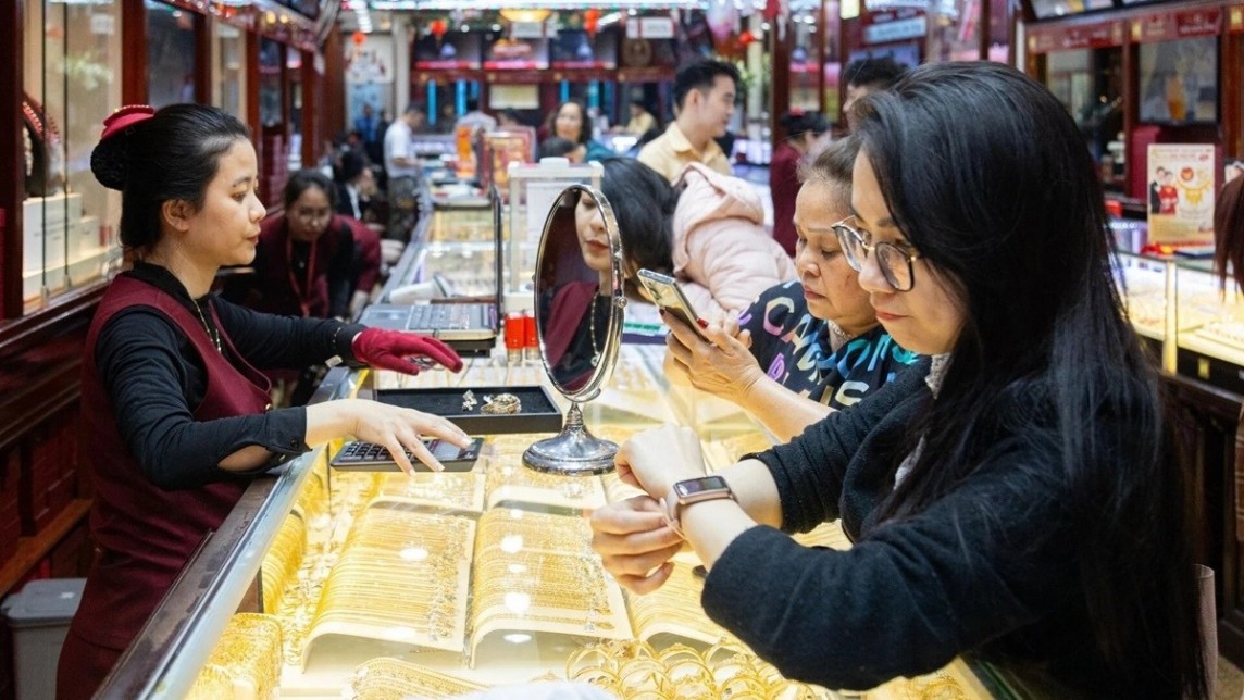 Los precios del oro fluctúan, los inversores son cautelosos al comprar oro para 