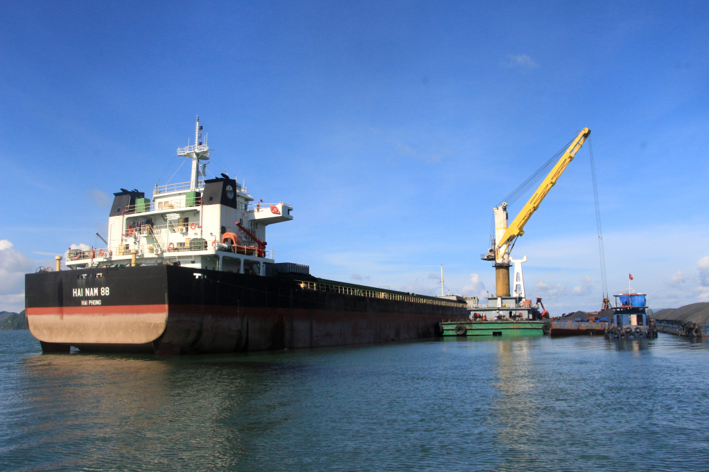 Coal export at Con Ong - Hon Net port (Cam Pha city). Photo: Manh Truong