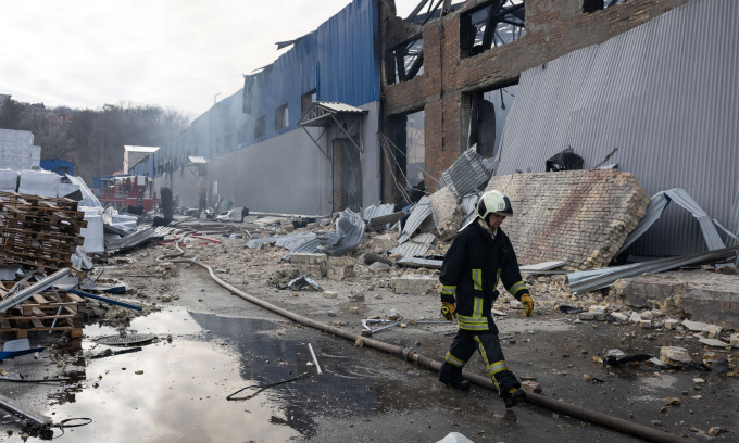 Một nhà kho ở Kiev bị phá hủy sau đòn không kích của Nga hôm 29/12. Ảnh: AFP