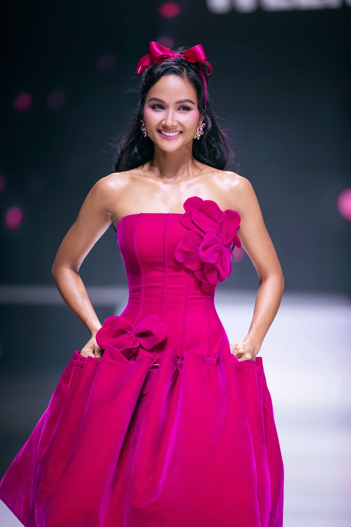 Miss Cosmo 2024 quyến rũ trên sàn diễn của Tuần lễ Thời trang Quốc tế Việt Nam - 11