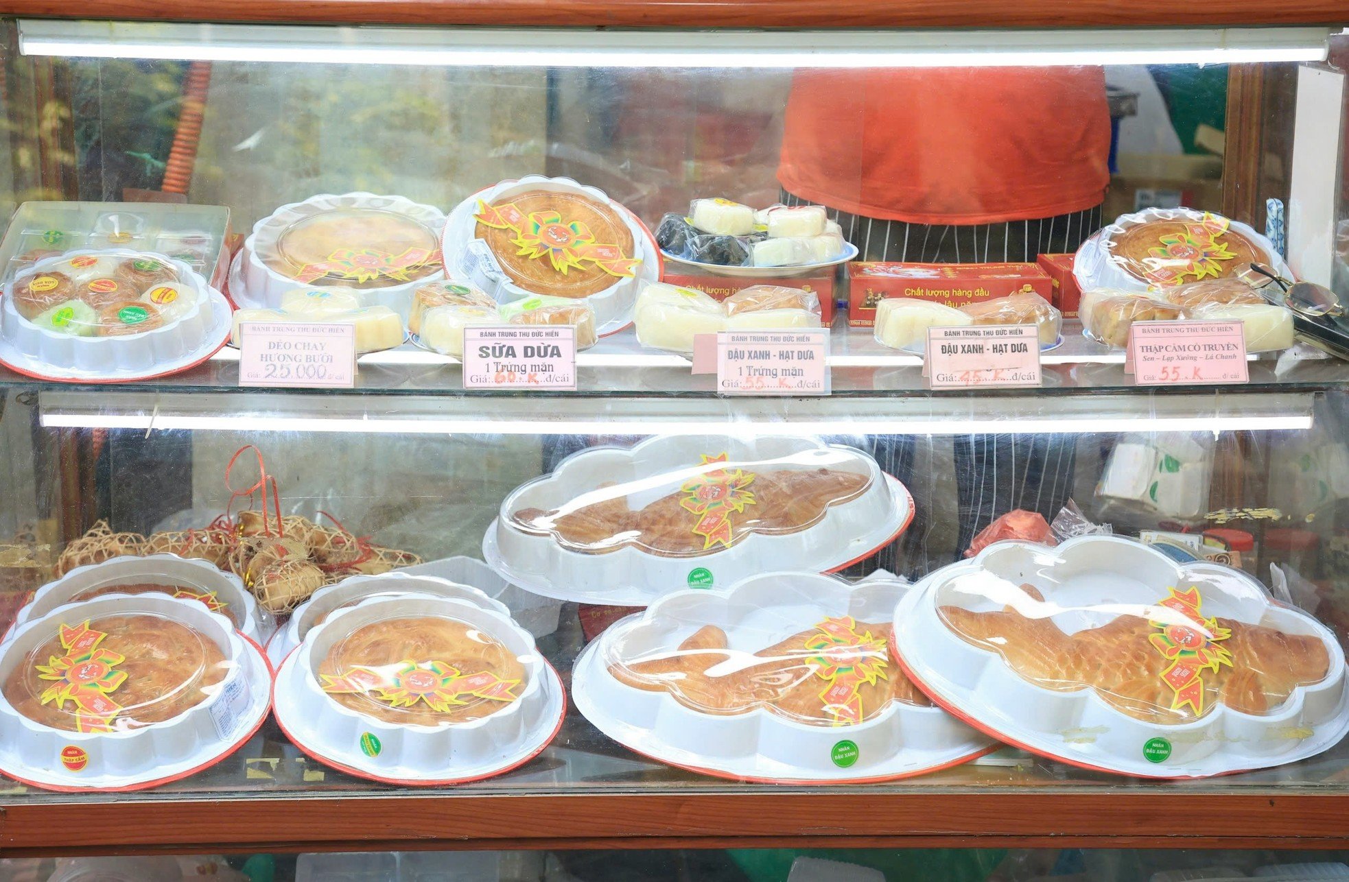 People line up to buy traditional moon cakes on Thuy Khue street photo 10