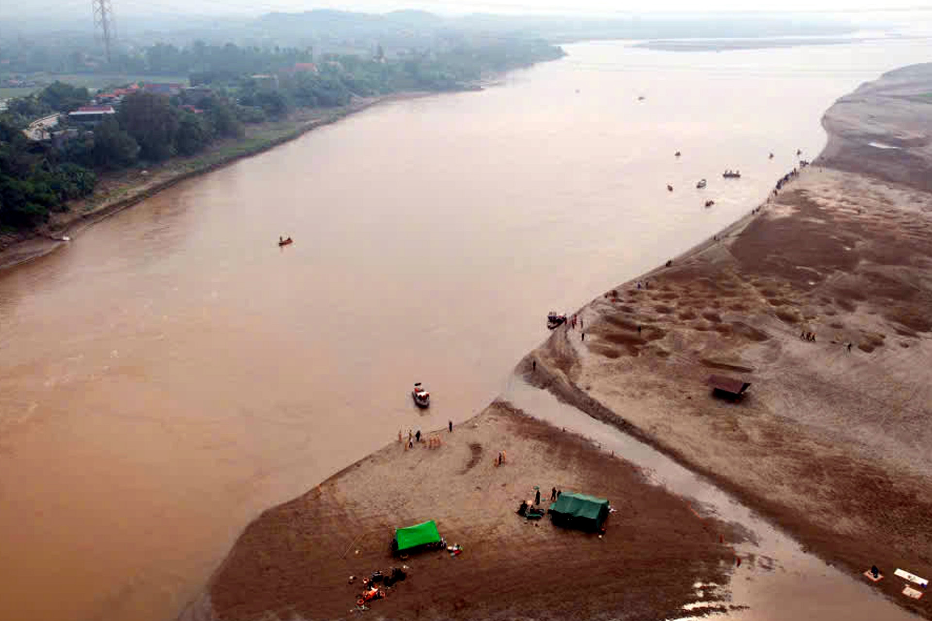 Set up a field command post to search for 4 students missing while bathing in the Red River in Phu Tho