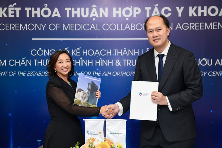 La directora general del Hospital Internacional Americano (Hospital AIH), Nguyen Thi My Linh, y el director general del Hospital Raffles de Singapur, Tan Hsiang Lung, representaron a las dos partes para firmar el Acuerdo de Cooperación.