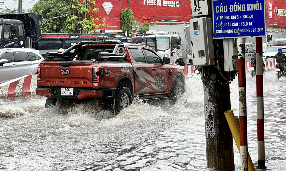 Tại khu vực cầu Đồng Khởi, nước ngập tràn lên vỉa hè Ảnh: Đăng Tùng