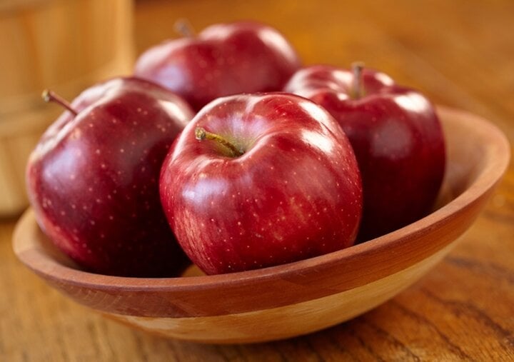 Apples are one of the fruits that help boost immunity.