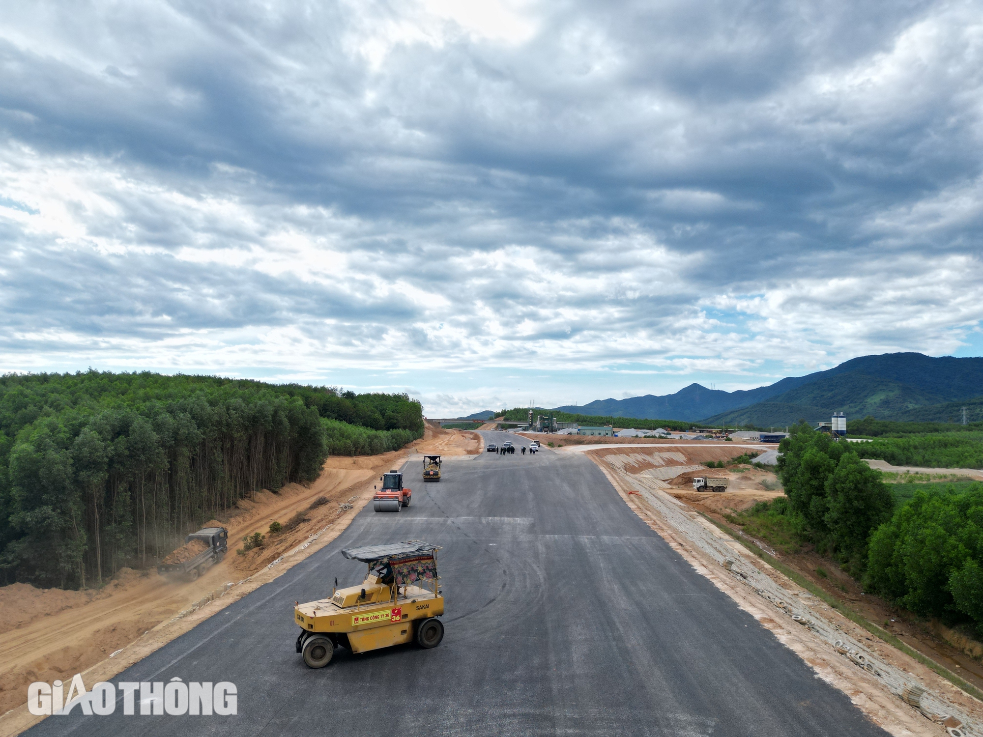 Căn nhà cuối cùng tuyến Bùng - Vạn Ninh bàn giao, nhà thầu ồ ạt đưa máy móc vào công địa - Ảnh 6.