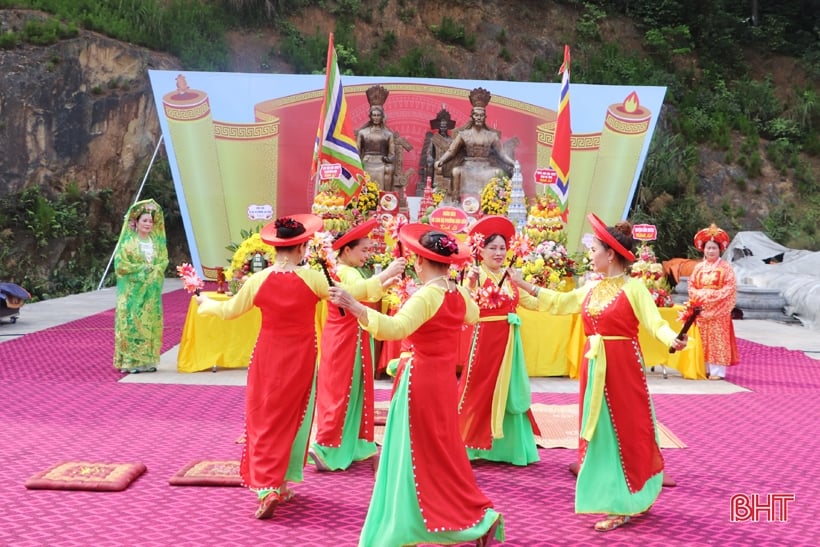 Unique ceremony of carrying the spirit tablet of the Ancestor Kinh Duong Vuong and the Hung Kings