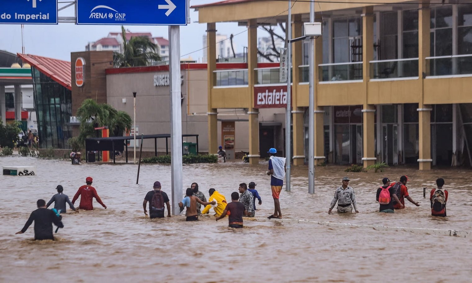 メキシコ南部の約1メートル下に雨水が入った大きな袋の写真2