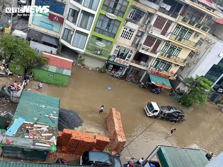 lo nhung khu ngap nang o ha noi sau bao lu, nguoi mua bo cua chay lay nguoi hinh anh 2