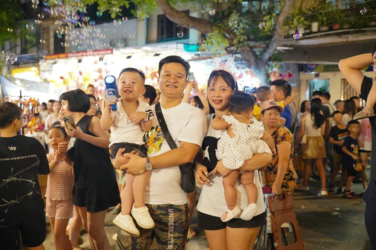 Muchas familias jóvenes salen a las calles para encontrar el 'antiguo Festival del Medio Otoño' foto 6